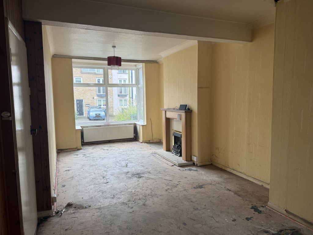 Lot: 81 - HOUSE IN NEED OF IMPROVEMENT - Living Room in House in Need of Improvement